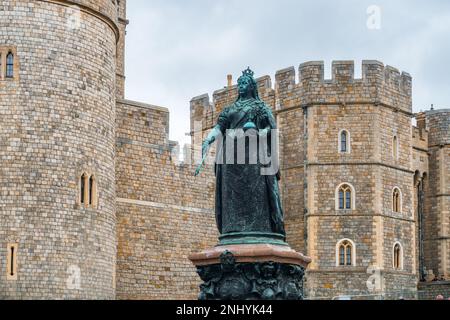 Eine Bronzestatue von Königin Victoria, die vor Windsor Castle steht Stockfoto