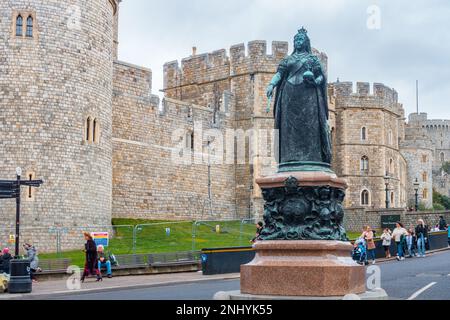 Eine Bronzestatue von Königin Victoria, die vor Windsor Castle steht Stockfoto