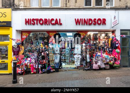 Ein Souvenirladen in der Peascod Street in Windsor, Großbritannien, namens Historical Windsor Stockfoto