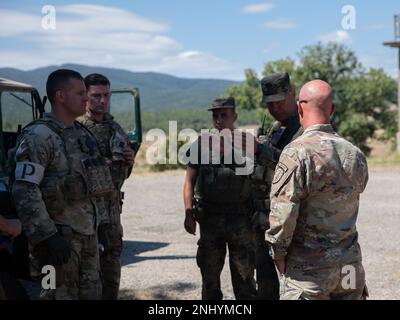 USA Army Maj. Kevin Mott, Left, Commander der Charlie Company, 4. Security Force Assistance Brigade und Bulgarische Landstreitkräfte LT. Oberst Velin Kehayov, Befehlshaber des 42. Mechanisierten Bataillons, 2. Mechanized Brigade, führt nach einer Offensive Training-Veranstaltung im Exercise Platinum Lion 2022 im August 3 eine Nachprüfung durch. Exercise Platinum Lion ist eine Veranstaltung auf Bataillonsebene, die eine hochwertige, organisierte und realistische Ausbildung für bestimmte Militäreinheiten aus den Vereinigten Staaten, Großbritannien und Bulgarien bietet. Die Übung stärkt die Beziehungen in einer kombinierten Trainingsumgebung, bui Stockfoto