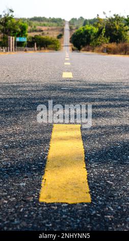 Foto zur Bestätigung des Ziels und des richtigen Weges. Nie Aufhören, Motivierend Zu Sein. Wunderschöne Aussicht auf die leere Asphaltstraße mit gelber Linie in der Berglandschaft Stockfoto