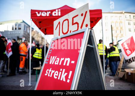 München, Deutschland. 22. Februar 2023. Ein Schild mit der Aufschrift „10,5% - Warnstreik!“ Wird während eines Streiktreffens der Münchner Straßenreiniger im Rahmen eines zweitägigen Warnstreiks am Marienplatz gesehen. Kredit: Matthias Balk/dpa/Alamy Live News Stockfoto