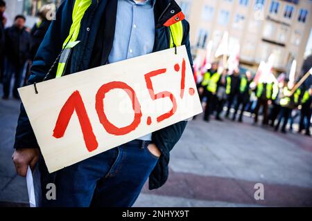 München, Deutschland. 22. Februar 2023. Ein Teilnehmer an einem Streiktreffen der Münchner Straßenreiniger steht auf dem Marienplatz mit einem Schild mit der Aufschrift „10,5 Prozent“ als Teil eines zweitägigen Warnstreiks. Kredit: Matthias Balk/dpa/Alamy Live News Stockfoto