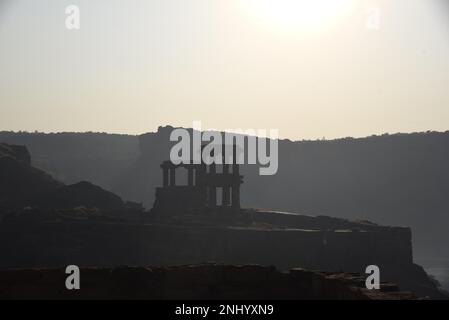 Ruinen von Wachtürmen in der Nähe von Lower Shivalaya, North Badami Fort, Karnataka, Indien Stockfoto