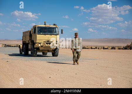 EIN US-AMERIKANISCHER Soldat der Armee, der der 2. Panzerbrigade, 1. Infanteriedivision, zugeteilt wurde, leitet ein Fahrzeug durch den Santa Fe Checkpoint am National Training Center in Fort Irwin, Kalifornien, 4. August 2022. Alle Fahrzeuge, die durch den Checkpoint fahren, benötigen zur Aufrechterhaltung der Sicherheit eine Bodenführung. Stockfoto