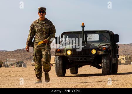 USA Army Sgt. Jose Osario von Headquarters and Headquarters Company, 2. Armored Brigade Combat Team, 1. Infantry Division Ground leitet ein M998 High Mobility Multipurpose Wheeled Vehicle in Fort Irwin, Kalifornien, 3. August 2022. Das 2. ABCT bereitete die „Box“ als Teil der Rotation 22-09 im National Training Center in Fort Irwin vor. Stockfoto