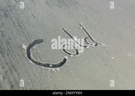 Harter Frost und Temperaturen unter Null lassen Sie die Windschutzscheibe des Fahrzeugs mit einer Schicht Frosteis bedeckt, die vor der Fahrt entfernt werden muss. Meldung „kalt gefroren“ Stockfoto