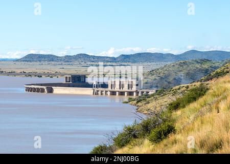 Der Gariep-Damm ist übergelaufen. Der Damm ist der größte in Südafrika. Es liegt im Orange River an der Grenze zwischen dem Freistaat und dem östlichen Kap PR Stockfoto