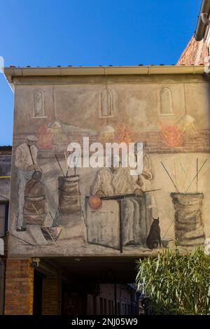 Glasbläserkunstwerke an der Wand des Gebäudes in Murano, Venedig, Italien im Februar Stockfoto