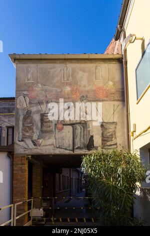 Glasbläserkunstwerke an der Wand des Gebäudes in Murano, Venedig, Italien im Februar Stockfoto