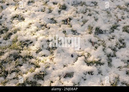 Weiße zerklüftete kristalline Ablagerungen von gefrorenem Wasserdampf, die sich bei klarem Stillwetter bei Temperaturen unter Null C bilden und zu Reifrost führen Stockfoto