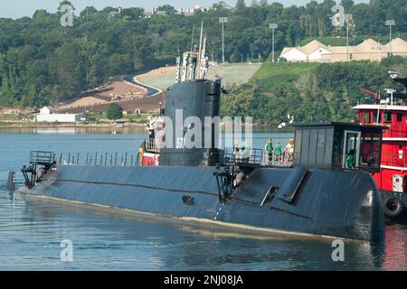 Das historische Schiff Nautilus (SSN 571) trifft am Donnerstag, den 4. August 2022, im Submarine Force Museum in Groton, Connecticut, ein. Fast das Ende eines $36-Millionen-Dollar-Erhaltungsprojekts. Nautilus ging den Fluss hinunter und fuhr am frühen Morgen von der U-Boot-Basis New London ab. Im September wird sie wieder für die Öffentlichkeit geöffnet. Stockfoto