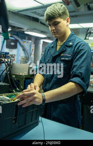 220804-N-UF592-2022 PHILIPPINE SEA (4. August 2022) Aviation Electronics Technician 3. Class Maxwell Mata aus Plano, Texas, setzt Leiterplattenbaugruppen in einem Heads-up-Display im Avionik-Shop an Bord der USA neu ein Der einzige vorwärtsgesetzte Flugzeugträger der Navy USS Ronald Reagan (CVN 76) in der Philippinischen See, August 4. Ronald Reagans Avionik-Shop stellt die Fehlersuche an Fluggeräten sicher und stellt sicher, dass die Geschwader an Bord mit ordnungsgemäß funktionierender Ausrüstung ausgestattet sind. Ronald Reagan, das Flaggschiff der Carrier Strike Group 5, stellt eine kampfbereite Truppe bereit, die die Vereinigten Staaten schützt und verteidigt und sup Stockfoto