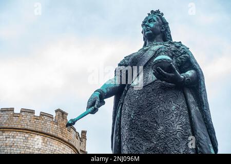 Eine Bronzestatue von Königin Victoria, die vor Windsor Castle steht Stockfoto