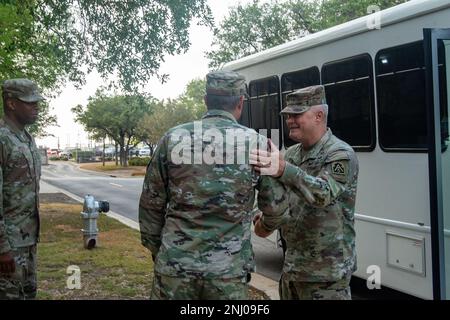 USA Generalmajor der Luftwaffe David Gaedecke, Hauptquartier sechzehnter Vizekommandeur der Luftwaffe (Air Forces Cyber), begrüßt die USA Army-Lieutenant John Evans, USA Army North kommandierender General, nach seiner Ankunft am 16. August 4, Joint Base San Antonio-Lackland, Texas. Stockfoto