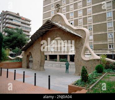 PUERTA DE ENTRADA A LA FINCA MIRALLES CON ESCULTURA DE GAUDI - 1902. Autor: ANTONI GAUDI (1852-1926). Lage: FINCA MIRALLES. Barcelona. SPANIEN. Stockfoto