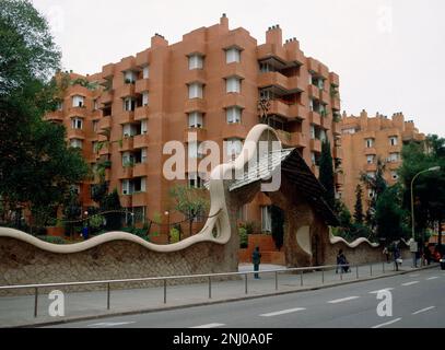 MURO DE CIERRE Y PUERTA DE ENTRADA A LA FINCA DE HERMENEGILDO MIRALLES - 1902. Autor: ANTONI GAUDI (1852-1926). Lage: FINCA MIRALLES. Barcelona. SPANIEN. Stockfoto