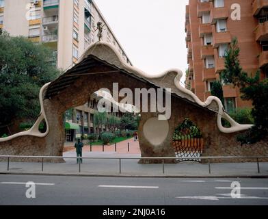 PUERTA DE ENTRADA A LA FINCA MIRALLES CON ESCULTURA DE GAUDI - 1902. Autor: ANTONI GAUDI (1852-1926). Lage: FINCA MIRALLES. Barcelona. SPANIEN. Stockfoto