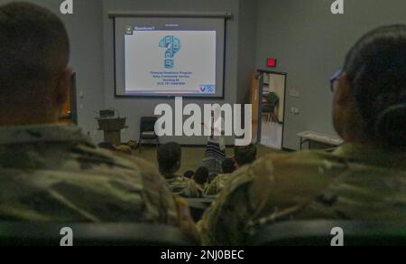 Darlene Pearson, eine Finanzberaterin des Army Community Service, beantwortet Fragen während eines Kurses über Finanzkompetenz im Army Education Center in Fort Stewart, Georgia, am 4. August 2022. Finanzkompetenz lehrt Soldaten, wie sie ihr Einkommen mit einem Sparplan handhaben, der sich auf Rentenersparnisse und Investitionen konzentriert, oder wofür sie Geld ausgeben müssen, wenn sie einen permanenten Standortwechsel durchlaufen. Stockfoto