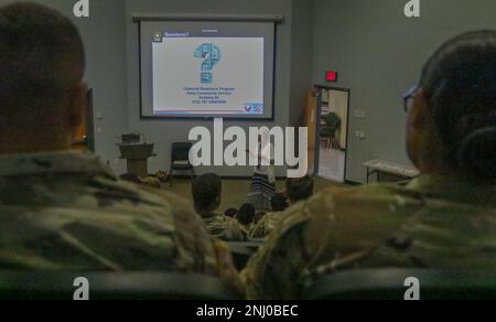 Darlene Pearson, Finanzberaterin des Army Community Service, beantwortet Fragen während eines Kurses zur finanziellen Kompetenz im Army Education Center in Fort Stewart, Georgia, am 4. August 2022. Finanzkompetenz lehrt Soldaten, wie sie mit ihrem Einkommen umgehen können, mit einem Sparplan von Thrift, der sich auf Rentenersparnisse und Investitionen konzentriert, oder was sie bei einem permanenten Wechsel der Station Geld zuweisen müssen. 3. Infanteriedivision, Wechsel der permanenten Station, Finanzkompetenz, Fort Stewart, Sparplan für Thrift, Stockfoto