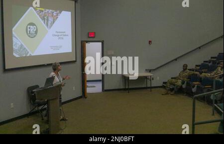 Darlene Pearson, eine Finanzberaterin des Army Community Service, unterrichtet die USA über Finanzkompetenz Militärsoldaten, die dem Hauptquartier und Hauptquartier-Bataillon, 3. Infanterie-Division, im Army Education Center in Fort Stewart, Georgia, zugewiesen wurden, 4. August 2022. Finanzkompetenz lehrt Soldaten, wie sie ihr Einkommen mit einem Sparplan handhaben, der sich auf Rentenersparnisse und Investitionen konzentriert, oder wofür sie Geld ausgeben müssen, wenn sie einen permanenten Standortwechsel durchlaufen. Stockfoto