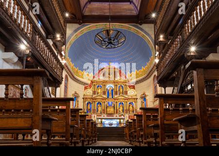 Innenansicht der Kirche Notre Dame de l'Assomption, ein historisches Denkmal aus dem 13. Jahrhundert in Ainhoa, Frankreich Stockfoto