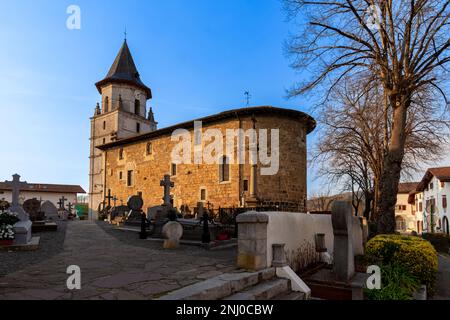 Außenansicht der Kirche Notre Dame de l'Assomption, ein historisches Denkmal aus dem 13. Jahrhundert in Ainhoa, Frankreich Stockfoto