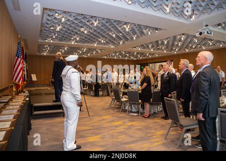 Musikerin der 3. Klasse Jessie Nunn, der Navy Band Northwest zugeteilt, tritt beim Seattle Navy League Sea Services Awards Luncheon bei der Fleet Week am 4. August 2022 auf. Die Flottenwoche Seattle ist eine feierliche Feier der Seeverkehrsdienste und bietet den Bürgern Washingtons die Gelegenheit, Matrosen, Marines und Küstenwachmänner zu treffen und die neuesten Fähigkeiten der heutigen Seeverkehrsdienste aus erster Hand zu erleben. Stockfoto