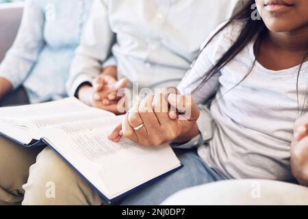 Verehrung, Familie und bibel durch Vater und Kinder, die Händchen halten und für Frieden, Religion oder Glauben beten. Gott, bete und Kinder mit Eltern im Gebet Stockfoto