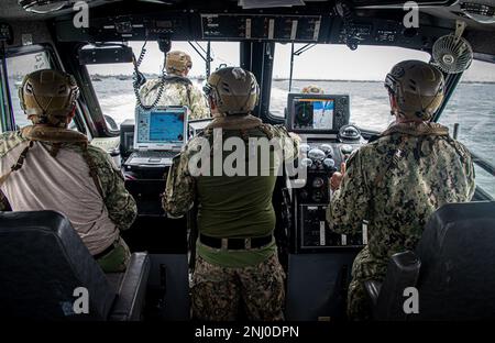 220804-N-NT795-212 LONG BEACH, Kalifornien (4. August 2022) Captain Jason S. Eckhardt, Befehlshaber des Navy Reserve Center (NRC) Los Angeles, betreibt ein 34 Fuß langes Patrouillenboot Sea Ark, unter Anleitung von Machinist Mate 1. Klasse Ralph Valledor, einem taktischen Boot Coxswains, das der Maritime Expeditionary Security Squadron 11 zugewiesen ist (MSRON) Während des Trainings als Teil der Maritime Expeditionary Security Force (MESF) Boat University (BU) Coxswain Kurs, vor der Küste von Long Beach, Kalifornien Die MESF-Geschäftseinheit ist so konzipiert, dass sie den MESF ausbildet und qualifiziert, um die Mobilisierungsbereitschaft aufrechtzuerhalten. MESF ist eine Kernflotte Stockfoto