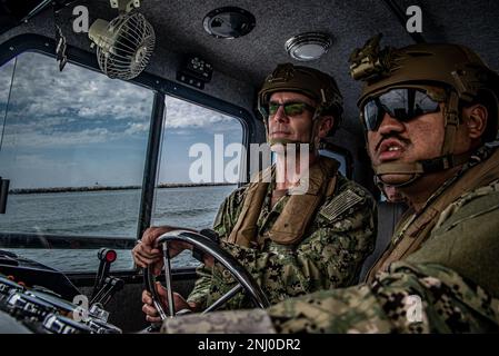 220804-N-NT795-159 LONG BEACH, Kalifornien (4. August 2022) Captain Jason S. Eckhardt, Befehlshaber des Navy Reserve Center (NRC) Los Angeles, betreibt ein 34 Fuß langes Patrouillenboot Sea Ark, unter Anleitung von Machinist Mate 1. Klasse Ralph Valledor, einem taktischen Boot Coxswains, das der Maritime Expeditionary Security Squadron 11 zugewiesen ist (MSRON) Während der Ausbildung als Teil der Maritime Expeditionary Security Force (MESF) Boat University (BU) Coxswain Kurs vor der Küste von Long Beach, Kalifornien Die MESF-BU soll den MESF Schulen und qualifizieren, um die Mobilisierungsbereitschaft aufrechtzuerhalten. MESF ist eine Kernflotte Stockfoto