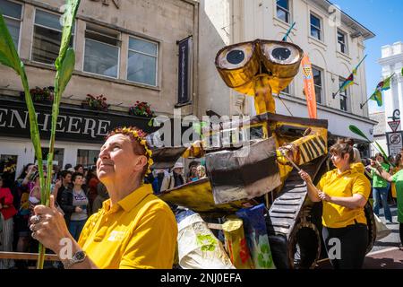 Ein großer Wagen, der von Schülern der Humphry Davy School während einer Parade am Mazey Day im Golowan Festival in Penzance in Co gebaut wurde Stockfoto