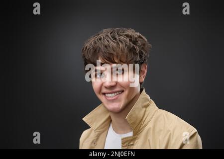 Das Porträt eines Weißen Mannes mit Frisur im Mantel Stockfoto