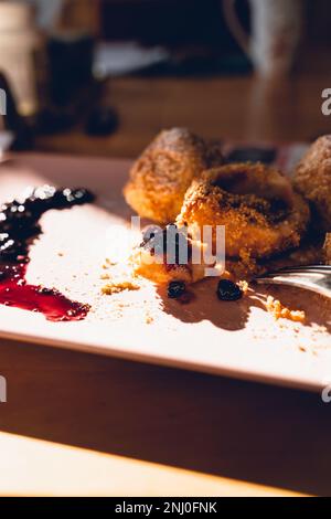 Pflaumenknödel mit Zucker und Brotkrumen Stockfoto