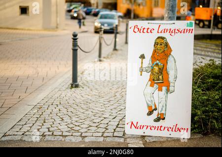 Deutschsprachiges Plakat auf der Straße auf Anfrage fahren Sie bitte langsam Karnevalsparade in der Stadt Horb am Neckar im nördlichen Schwarzwald Stockfoto