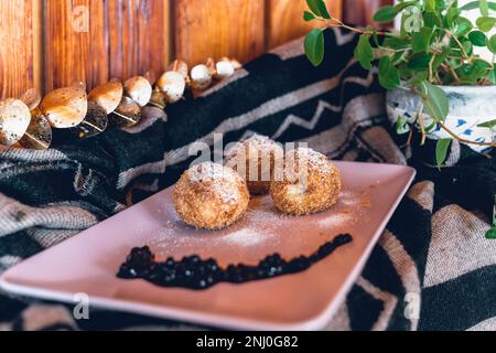 Zucker und Brotkrümel beschichtete Knödel Stockfoto