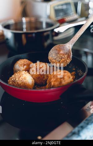 Ich koche süße Teigtaschen in einem Topf Stockfoto