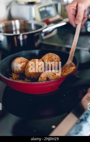 Teigtaschen mit Brotkrümeln überziehen Stockfoto