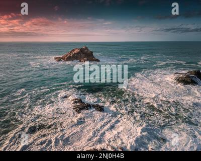 Ein spektakulärer Blick aus der Vogelperspektive auf die kleine felsige, unbewohnte Insel namens Goose vor der Küste Pentire Point East in Newquay in Cornwall in England Stockfoto