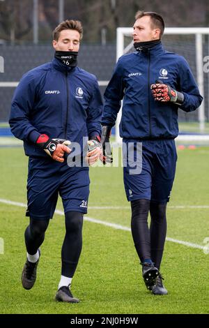 Gents Torwart Louis Fortin und Gents Torwart Davy Roef wurden am Mittwoch, den 22. Februar 2023 in Gent, Belgien, während einer Trainingseinheit der belgischen Fußballmannschaft KAA Gent in Aktion gezeigt. Gent bereitet sich auf das morgige Spiel gegen Aserbaidschan Qarabag FK in der Rückrunde der UEFA Europa Conference League 16 vor. BELGA FOTO JASPER JACOBS Stockfoto