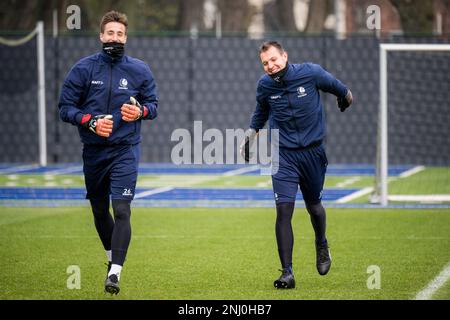 Gents Torwart Louis Fortin und Gents Torwart Davy Roef wurden am Mittwoch, den 22. Februar 2023 in Gent, Belgien, während einer Trainingseinheit der belgischen Fußballmannschaft KAA Gent in Aktion gezeigt. Gent bereitet sich auf das morgige Spiel gegen Aserbaidschan Qarabag FK in der Rückrunde der UEFA Europa Conference League 16 vor. BELGA FOTO JASPER JACOBS Stockfoto