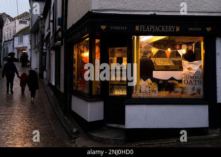 Der Flapjackery Shop in der Fore Street ist während starker Regenfälle in der Nebensaison in St. Ives in Cornwall, England, geöffnet. Stockfoto