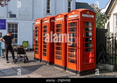 Eine Reihe von vier traditionellen roten Telefonzellen in der Lemon Street im Stadtzentrum von Truro in Cornwall im Vereinigten Königreich in Europa. Stockfoto