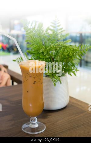 Milchtee oder Teh Tarik auf dem Holztisch. Stockfoto