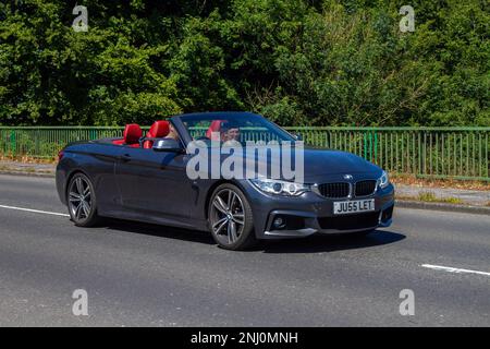 2016 mm (55") Grey BMW 420 120D XDRIVE M SPORT 1995cc Diesel Cabrio; Überquerung der Autobahnbrücke im Großraum Manchester, Großbritannien Stockfoto