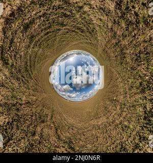 Blaues Loch Kugel kleiner Planet in grünem Gras runder Rahmenhintergrund. Stockfoto