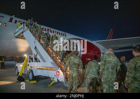 Soldaten der Alpha Company, 548. Division Sustainment Support Battalion, 10. Mountain Division Sustainment Brigade, 10. Mountain Division, verlassen ein Flugzeug, 5. August 2022, in der Fort Drum Rapid Deployment Facility. Soldaten kehrten nach einem jahrelangen Einsatz nach Kuwait nach Fort Drum, New York, zurück, um logistische Unterstützung zu leisten. Stockfoto