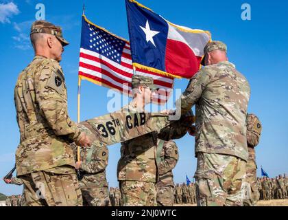 FORT HOOD, Texas – Führung der 36. Kampfluftfahrtbrigade der 36. Infanteriedivision, Texas Army National Guard, LT. Scott P. Nicholas, Chief Warrant Officer 5 Rick Dillenbeck, Und Kommandoleiter Major Robert W. Hartzog, die Farben ihrer Einheit in einer Zeremonie am 5. August 2022 in North Fort Hood, Texas. Die Luftfahrtbrigade bereitet sich auf einen Einsatz in Übersee vor, um die Operation inhärente Entschlossenheit in den letzten Monaten in North Fort Hood zu unterstützen. „Wir sind eine Zielzeit [Kampfluftfahrtbrigade] und wir werden es auch weiterhin sein“, sagte Scott. „Das Kommando erwartet, dass wir uns verteidigen Stockfoto