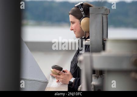 BREMERTON-MARINESTÜTZPUNKT KITSAP, Washington (4. August 2022) – USA Navy Operations Specialist Seaman Apprentice Tatum Haskell aus Orlando, Florida, steht an Bord des Flugzeugträgers USS Theodore Roosevelt (CVN 71) der Nimitz-Klasse, während das Schiff das Trockendock verlässt, am 4. August 2022. Theodore Roosevelt ist in einer geplanten Andockphase in der Puget Sound Naval Shipyard and Intermediate Maintenance Facility, wo das Schiff planmäßige Wartungs- und Modernisierungsmaßnahmen erhält. Stockfoto