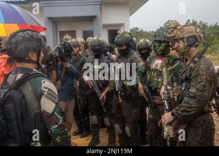 General Andika Perkasa, Befehlshaber der indonesischen nationalen Streitkräfte, spricht mit den USA Marines und Matrosen, die der 31. Marine Expeditionary Unit Maritime RAID Force und Aufklärungsmarines aus Dispen AL nach einem Überfall als Teil von Super Garuda Shield 22 auf Singkep Island zugeteilt wurden, 4. August 2022. Garuda Shield ist eine jährliche gemeinsame Übung der indonesischen Streitkräfte (TNI) und der USA Indo-Pacific Command, entwickelt zur Stärkung von Interoperabilität, Fähigkeiten, Vertrauen und Zusammenarbeit, aufgebaut auf jahrzehntelangen Erfahrungsaustausch. Der MEU von 31., der einzige conti des Marine Corps Stockfoto